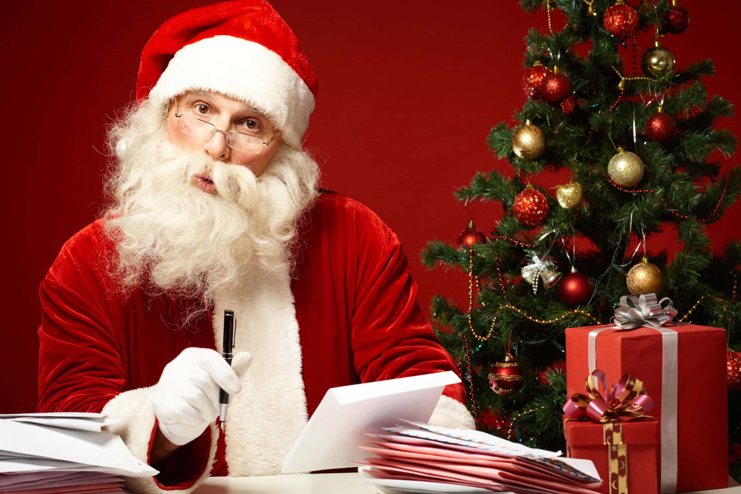 Der Weihnachtsmann liest die Weihnachtsbriefe