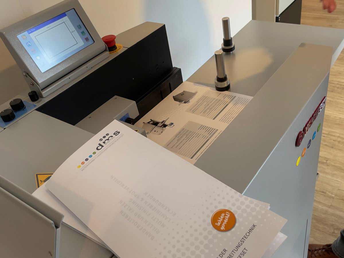 mailings-falzen-lettershop Mailings falzen - viele verschieden Mailingfalze mit der Falzmaschine im Lettershop